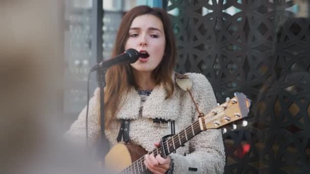 Mujer Joven Tocando Guitarra Acústica Cantando Aire Libre Multitud Calle — Vídeo de stock