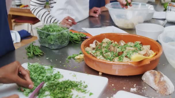 Mutfak Aşçılığı Dersinde Yemek Için Maydanozu Yavaş Çekimde Doğrayan Ekleyen — Stok video
