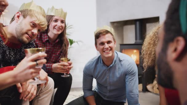 Grupo Amigos Casa Sentados Salón Disfrutando Del Champán Hablando Después — Vídeos de Stock