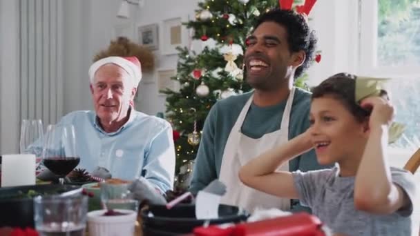 Filho Sentado Mesa Com Pai Avô Desfrutando Jantar Natal Juntos — Vídeo de Stock