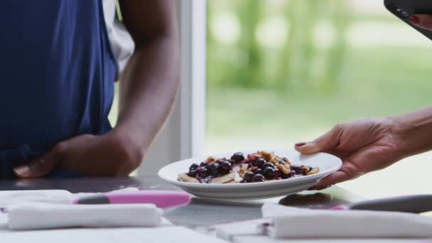 Primo Piano Della Donna Lezione Cucina Scattare Foto Del Pasto — Video Stock