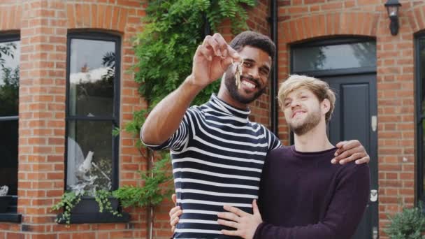 男同性恋夫妇在新家门外接吻 对着相机微笑 拿着钥匙的画像 慢镜头拍摄 — 图库视频影像