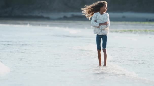 Мальчик Девочка Прыгают Волнам Берегу Осеннего Пляжа Снято Замедленной Съемке — стоковое видео