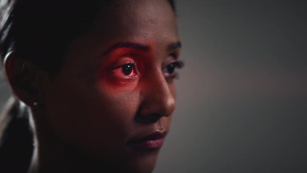 Gesichtserkennungstechnologie Konzept Frau Lässt Rotes Gitter Studio Auf Auge Projizieren — Stockvideo