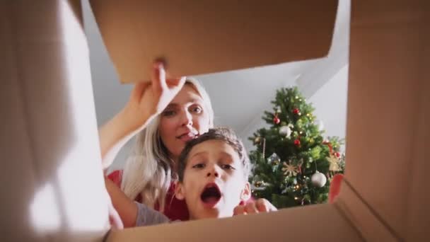 View Box Mother Son Open Present Christmas Day Hugs Her — Stock Video