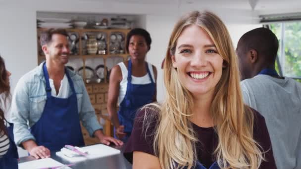 Retrato Una Mujer Sonriente Con Delantal Participando Clase Cocina Cocina — Vídeos de Stock