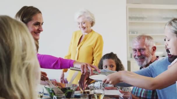 Familia Multigeneracional Sentada Alrededor Mesa Para Comer Juntos Casa Filmada — Vídeos de Stock