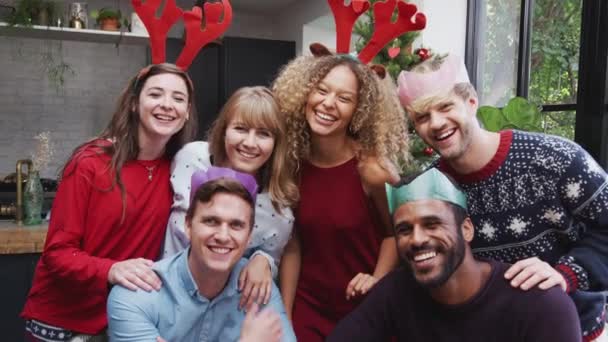 Retrato Del Grupo Amigos Casa Para Fiesta Navidad Con Cuernos — Vídeos de Stock