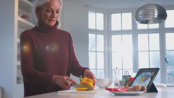 Volwassen Vrouw Keuken Thuis Volgens Recept Digitale Tablet Shot Slow — Stockvideo