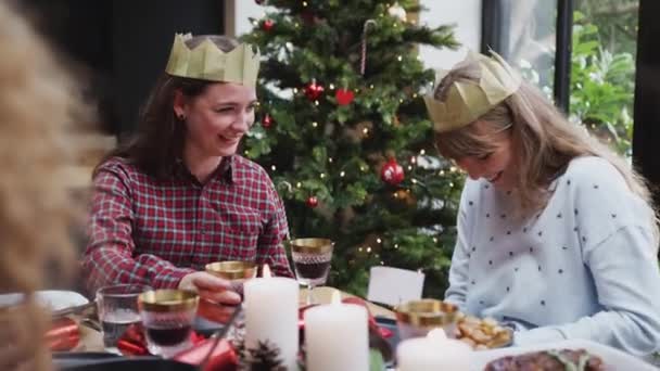ゲイ女性のカップルは友人とクリスマスランチを楽しんでテーブルに座って自宅で話して スローモーションで撮影 — ストック動画
