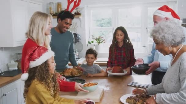 キッチンでの多世代の家族はすべてクリスマスの食事を準備するのに役立ちます スローモーションで撮影 — ストック動画