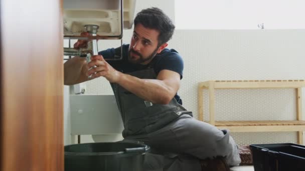 Camera Tracks Frame Male Plumber Fixes Leaky Pipe Bathroom Sink — Stock Video