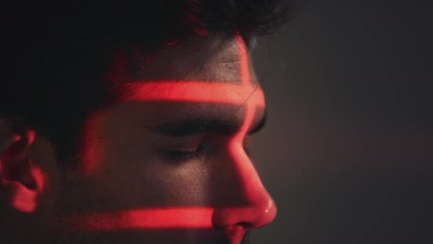 人間として顔認識技術の概念は スタジオで目に投影された赤いグリッドを持っている スローモーションで撮影 — ストック動画
