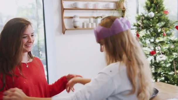 Gay Vrouw Paar Dansen Keuken Samen Als Voorbereiding Kerst Maaltijd — Stockvideo