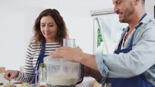Kadın Erkek Mutfak Aşçılığı Sınıfında Önlük Giyer Ağır Çekimde Yemek — Stok video