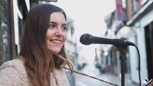 Πορτρέτο Της Νεαρής Γυναίκας Busking Παίζει Ακουστική Κιθάρα Εξωτερικούς Χώρους — Αρχείο Βίντεο