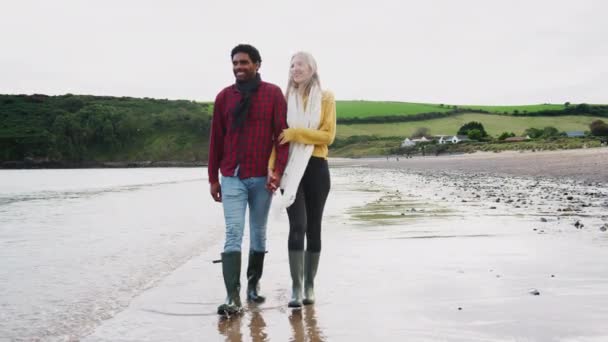 Amante Pareja Caminando Brazo Brazo Largo Costa Vacaciones Invierno Playa — Vídeos de Stock