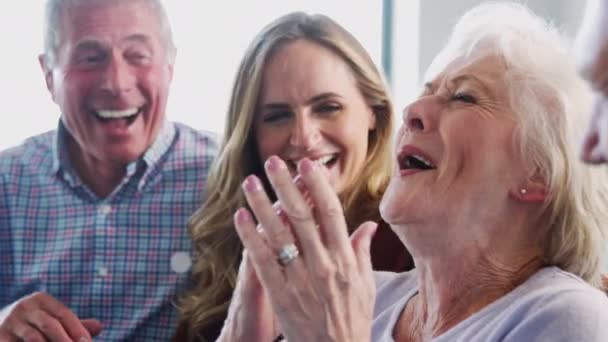 Pais Idosos Relaxando Com Filhos Adultos Sentados Sofá Casa Conversando — Vídeo de Stock