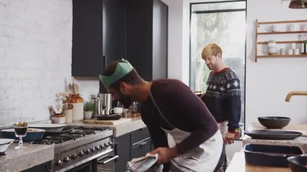 Schwules Männliches Paar Kocht Abendessen Weihnachtstag Und Holt Gebratenes Huhn — Stockvideo