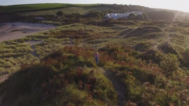 Drohnenbild Eines Jungen Mädchens Das Sommerurlaub Sanddünen Gegen Die Gleißende — Stockvideo
