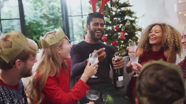 Grupo Amigos Casa Sentados Salón Abriendo Sirviendo Champán Después Comida — Vídeos de Stock