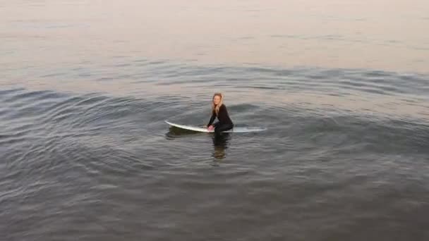 Drohnenbild Einer Frau Neoprenanzug Die Surfurlaub Auf Dem Surfbrett Sitzt — Stockvideo