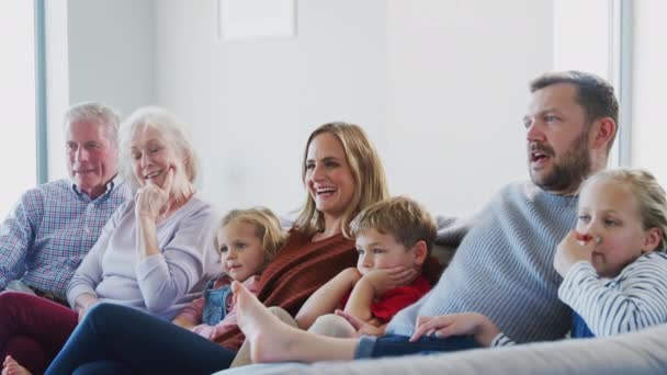 Famille Multi Génération Assise Sur Canapé Jouissant Regarder Télévision Ensemble — Video