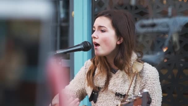 Miembro Audiencia Filmando Una Mujer Joven Tocando Guitarra Acústica Cantando — Vídeos de Stock