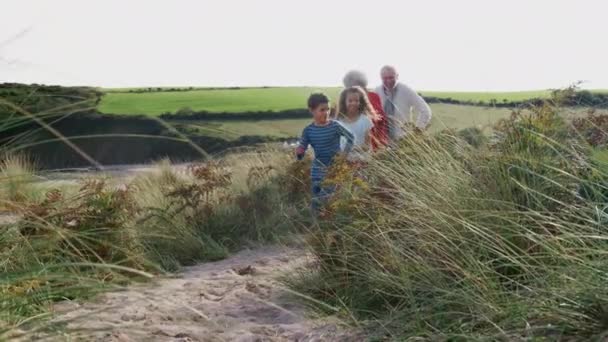 Grands Parents Actifs Marchant Long Chemin Côtier Automne Alors Que — Video