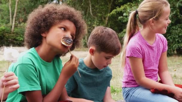 Gruppe Von Kindern Auf Outdoor Aktivität Beim Gemeinsamen Marshmallows Essen — Stockvideo