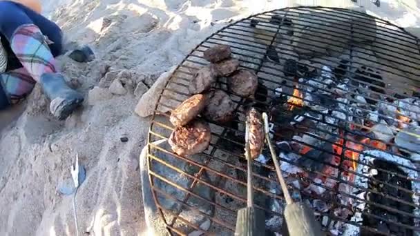 Punto Vista Colpo Famiglia Multi Generazione Godendo Barbecue Sulla Spiaggia — Video Stock