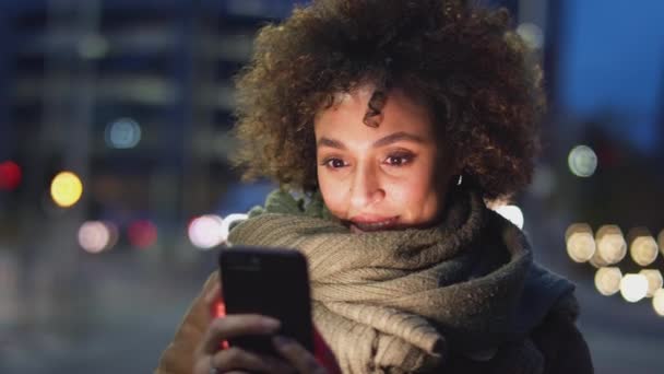 Женщина Городской Улице Ночью Заказ Такси Помощью Мобильного Телефона Приложение — стоковое видео