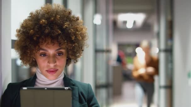 Foto Noche Mujer Negocios Pie Pasillo Oficina Moderna Utilizando Tableta — Vídeo de stock