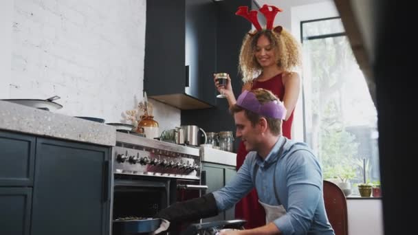 Bir Çift Noel Günü Akşam Yemeği Pişiriyor Şarap Içip Ağır — Stok video