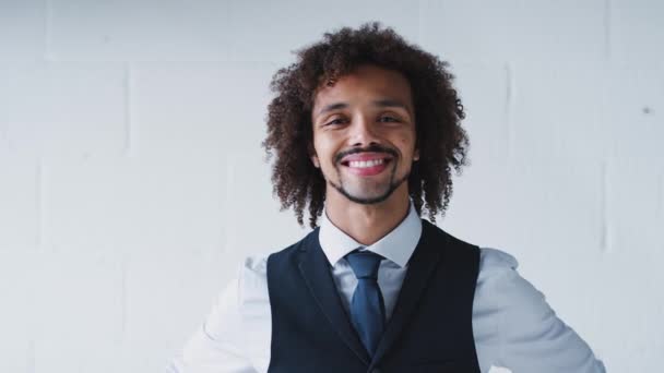 Retrato Jovem Empresário Confiante Vestindo Terno Contra Parede Estúdio Branco — Vídeo de Stock