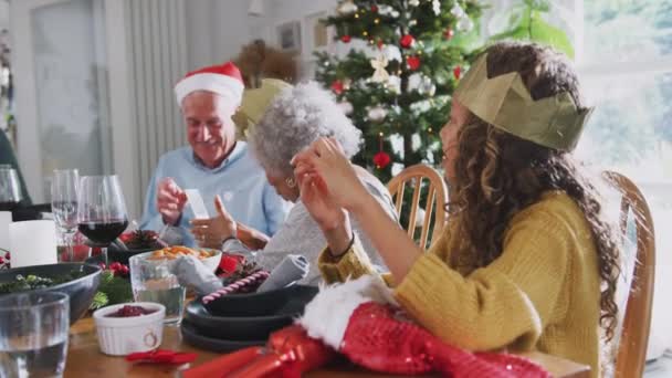 Família Várias Gerações Brincando Com Novidades Biscoitos Natal Enquanto Sentam — Vídeo de Stock