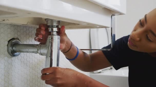 Female Plumber Fixes Leaky Pipe Bathroom Sink Shot Slow Motion — Stock Video