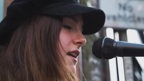 Młoda Kobieta Busking Gra Gitarze Akustycznej Śpiewa Zewnątrz Ulicy Strzał — Wideo stockowe