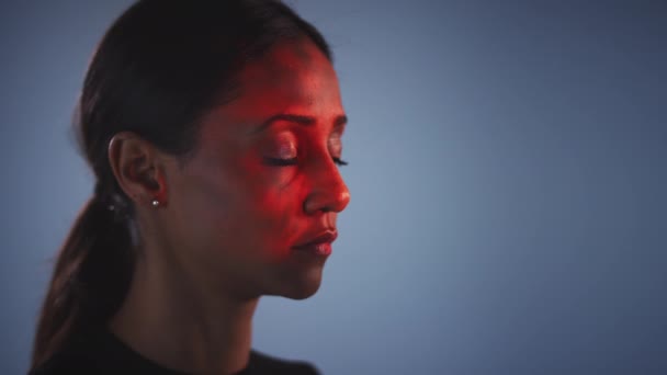 Gesichtserkennungstechnologie Konzept Frau Lässt Rotes Gitter Studio Auf Gesicht Projizieren — Stockvideo