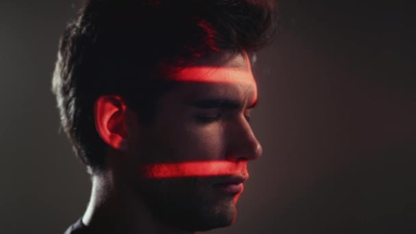 人間として顔認識技術の概念は 緑に変化するスタジオで目に投影された赤いグリッドを持っている スローモーションで撮影 — ストック動画