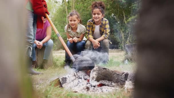 Groep Kinderen Met Volwassen Leider Outdoor Activiteiten Kamperen Trip Koken — Stockvideo