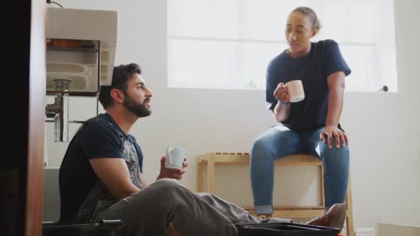 Fontanero Con Aprendiz Femenina Tomando Descanso Tomando Café Mientras Trabaja — Vídeos de Stock