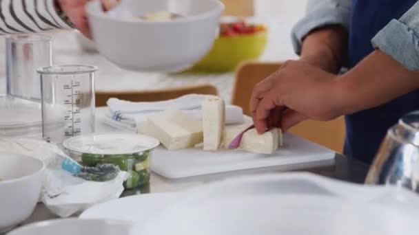 Detailní Záběr Muže Krájejícího Tofu Jídlo Třídě Kuchyňské Kuchyně Záběr — Stock video