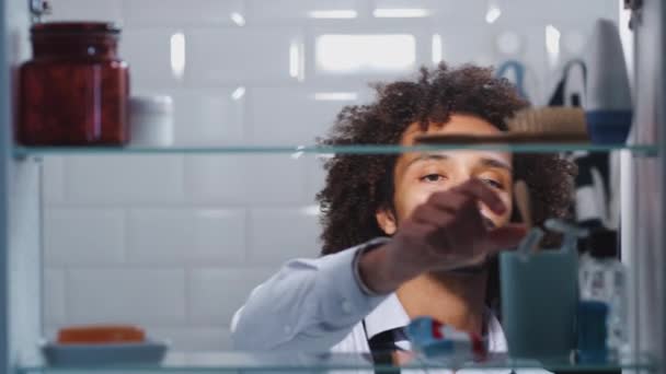 Visualize Através Armário Banheiro Jovem Abrindo Portas Antes Tentar Espremer — Vídeo de Stock