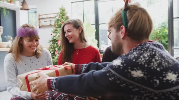 Gay Casais Masculinos Femininos Casa Trocando Presentes Dia Natal Filmado — Vídeo de Stock