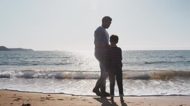 Vader Zoon Wandelen Langs Het Strand Door Golven Breken Die — Stockvideo