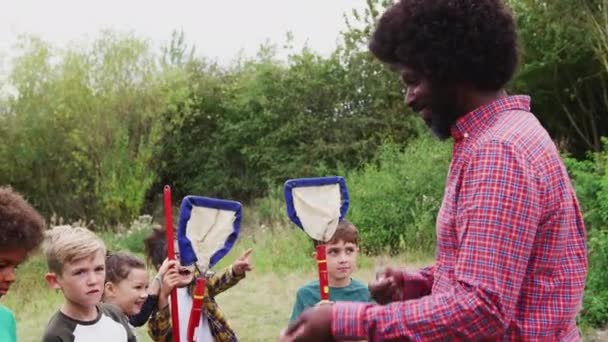 Líder Equipe Masculina Mostrando Grupo Crianças Acampamento Atividades Livre Como — Vídeo de Stock