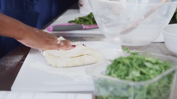 キッチン調理教室で皿のために働く女性の生地の閉じる スローモーションで撮影 — ストック動画