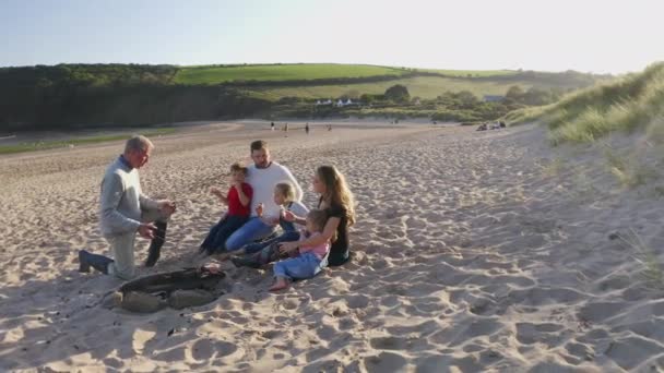 Drone Tiro Família Multi Geração Desfrutando Churrasco Praia Noite Com — Vídeo de Stock
