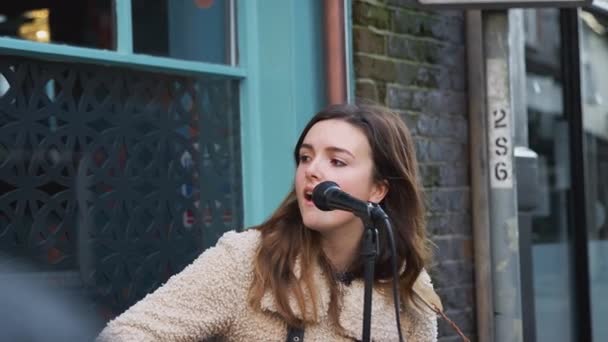 Mladá Žena Busking Hrát Akustickou Kytaru Zpívat Venku Tleskat Davu — Stock video